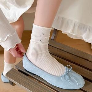 Witte gestreepte sokken met zwarte stippen en lichtblauwe suède ballerina's