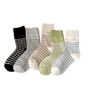 Lot de cinq paires de chaussettes rayées en coton pour femmes en couleurs variées