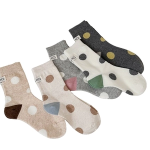 Set di 5 paia di calze da donna in cotone pettinato con pois retrò ed etichette a forma di nuvola