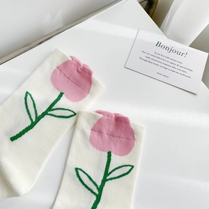 Dettaglio calzini in cotone panna con motivo a tulipani rosa e bordi a conchiglia