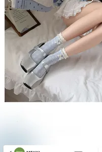 Détail de chaussettes à carreaux bleus avec dentelle et nœud, portées avec des souliers argentés