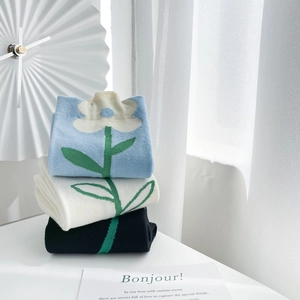 Tre paia di calze di cotone in blu, crema e nero con motivi floreali a tulipano