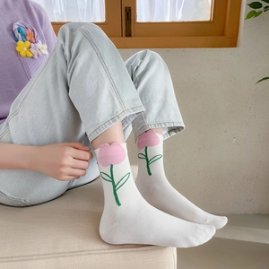 Calze bianche con ricamo a tulipano rosa stile coreano, indossate con jeans e maglione