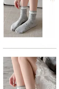 Detail von grauen Blumen-Socken mit weißen Spitzenrüschen und Schleifenakzenten