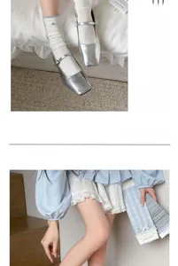 Vue détaillée des chaussettes en coton blanc avec bordure en dentelle et babies argentées