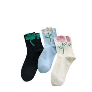 Tre paia di calzini in cotone pettinato a fiori nei colori nero, azzurro e bianco panna