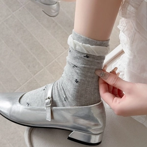 Hellgraue atmungsaktive Socken mit Schleifenmuster und silberne Mary Jane Schuhe