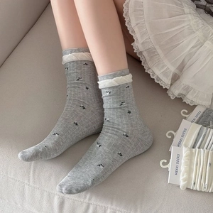 Japanische hellgraue Socken mit Blumenmustern und weißem Spitzenbesatz für Damen