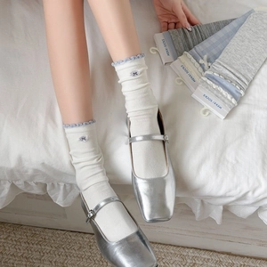 Chaussettes bleues et blanches à volants avec nœuds et chaussures Mary Jane argentées