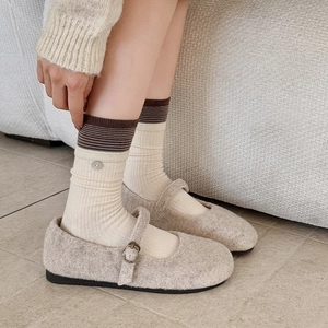 Japanische beige Plüsch Mary Janes kombiniert mit gestreiften Crew-Socken für Damen