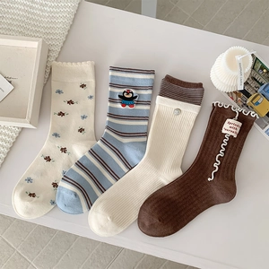 Damen Wadenlange Socken Baumwollmischung Gestreift Pinguin Stickerei Blumen Wellenkante Süßer Japanischer Stil Kawaii Gerippt