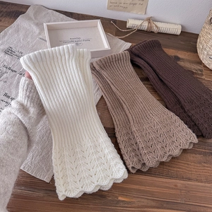 Détail de jambières en maille côtelée avec dentelle au crochet délicate aux tons automnaux