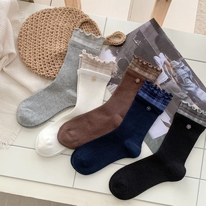 Vue détaillée de 5 paires de chaussettes à volants à carreaux avec motifs floraux fins