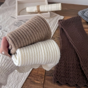 Détail de jambières en tricot avec bordure en dentelle rétro et maille épaisse