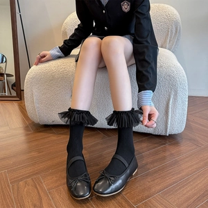 Chaussettes Lolita noires avec bordure en dentelle et chaussures Mary Jane élégantes