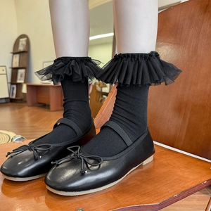 Détail de chaussures Mary Jane noires en cuir avec chaussettes lolita à dentelle