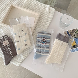 Detailansicht des vierteiligen Baumwollsocken-Sets mit Blumenstickerei und Streifen