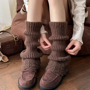 Jambières en tricot marron avec couches ondulées et motifs de losanges pour l'hiver