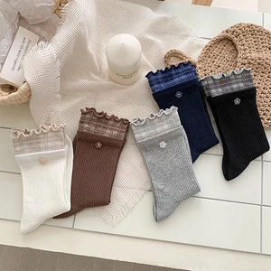 Détail de lot de 5 chaussettes en tricot avec bordure en dentelle à carreaux et fleurs