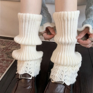 Jambières tricotées blanc crème avec texture côtelée et détails de dentelle ajourée