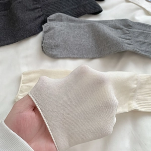 Vista dettagliata di calze a maglia a coste in grigio e beige ad alta elasticità