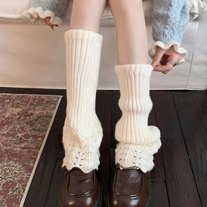 Jambières blanches en maille avec bordure en dentelle ajourée et chaussures en cuir