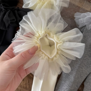 Détail de chaussettes Lolita blanc crème avec dentelle en maille et bordure à volants