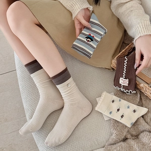 Details von Baumwollsocken mit süßer Cartoon-Stickerei und feinen Wellensaum-Kanten