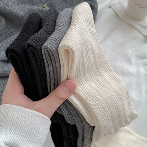 Dettaglio della trama a maglia a coste di calze di cotone multicolore in toni neutri