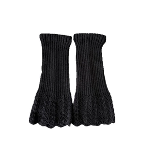 Jambières tricotées noires avec motifs feuilles ajourés et bords en dentelle