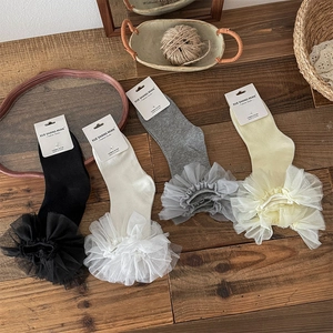 Détail des volants en tulle style Lolita sur des chaussettes en coton peigné