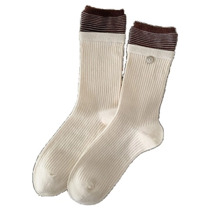 Cremefarbene gerippte Socken mit braun gestreiften Bündchen und dekorativem Knopfdetail