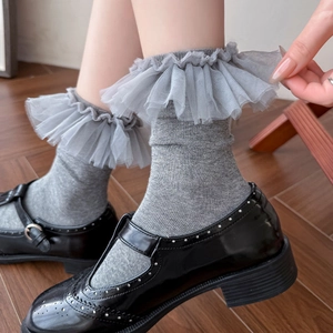 Chaussettes grises style Lolita avec bordures en dentelle à volants et détails en tulle