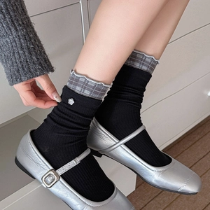 Chaussettes mi-mollet côtelées noires vintage avec volants à carreaux gris et fleur