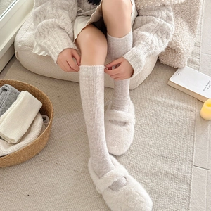 Makroaufnahme warmer Rippstrick-Wollsocken in Beige mit weicher Textur und dicker Qualität