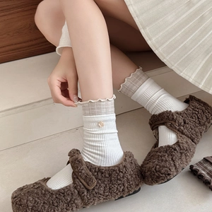 Chaussettes rétro à dentelle écossaise et boutons fleurs avec des chaussures Mary Jane