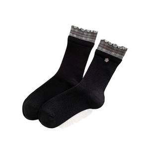 Chaussettes rétro noires à bordure écossaise, rayures verticales et détail de petite fleur