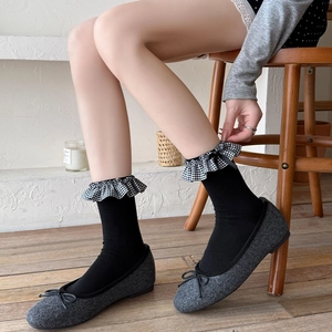 Calze nere stile balletto con bordo a quadretti e ballerine grigie eleganti