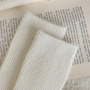 Nahaufnahme der weichen, weiß gerippten Textur von japanischen Vintage-Wollsocken