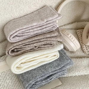 Nahaufnahme dicker Wollsocken in Beige, Mocha, Creme und Grau mit weicher Strickstruktur