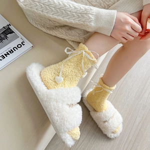 Chaussettes en polaire corail jaune avec rubans blancs et chaussons en peluche confortables