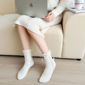 Chaussettes en polaire corail blanche avec nœuds et pendentifs cœur pour l'hiver