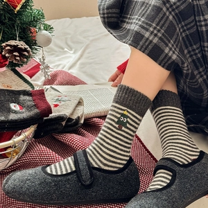 Chaussettes de Noël en laine à rayures grises avec broderie bonhomme de neige festive