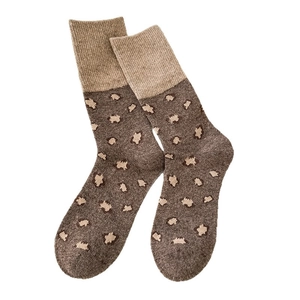 Retro leopard print crew socks with beige spots and ribbed cuffs in coffee color