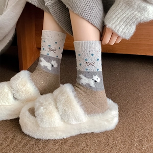 Fair-Isle-Wollsocken mit Welpen-Jacquard und weißen Plüschhausschuhen in Beige