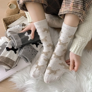 Detailansicht der elastischen Strick-Wollsocken mit süßen Hundemustern und Punkten