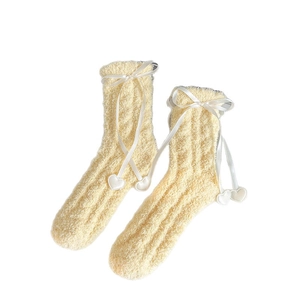 Chaussettes en polaire corail crème jaune avec nœuds en satin blanc et pendentifs cœur