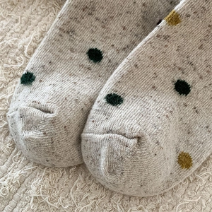 Détails macro de chaussettes en laine chaude avec motifs à pois vintage et maille serrée