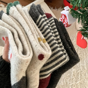 Détail de chaussettes en laine tricotée à pois et rayures pour l'hiver chaud