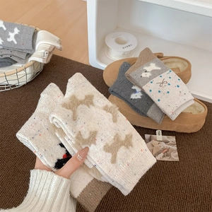 Detailansicht kuscheliger Fair-Isle-Wollsocken mit süßen Welpen- und Sternen-Jacquardmustern